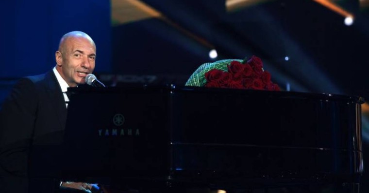 Тасмағамбетов "Новая волна" сахнасында Игорь Крутойды құттықтады