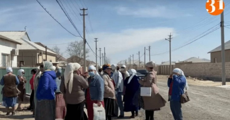 "Арзан бағаға Қытайдан тауар алып беремін деген": Маңғыстау облысында бір топ халық келіншекке алданған