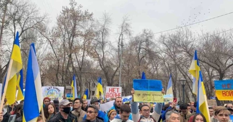 "Путин кет!": Алматыда Украинаны қолдауға жиналғандар митинг өткізуде