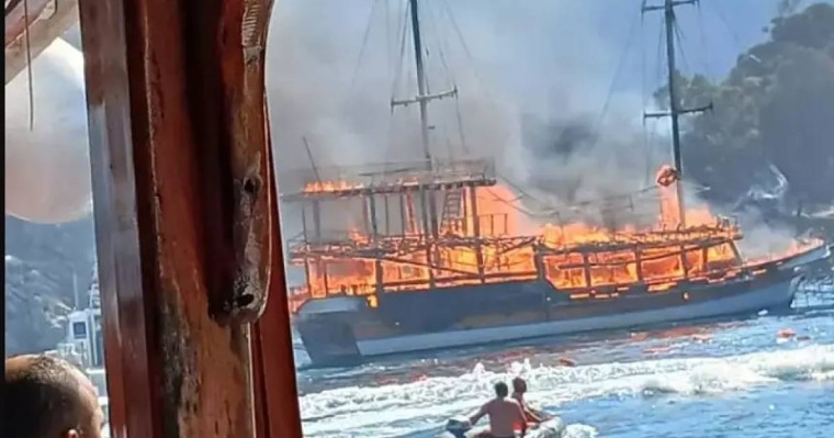 Түркияда круиздік яхта өртке оранды