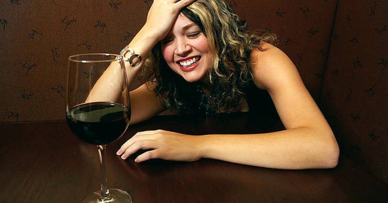 Мас қыздар полицей мен қарияны соққыға жықты