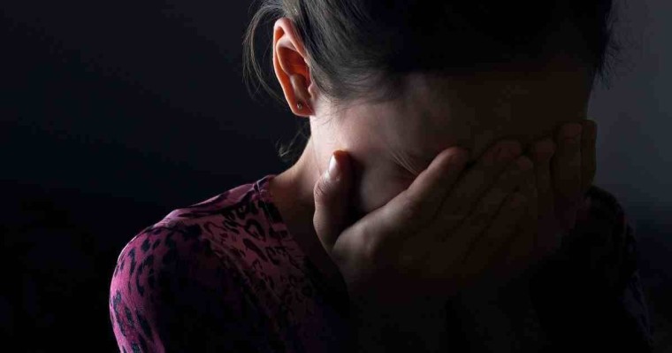 "Үйіне қайтқысы келмейді": Жаңаөзенде анасынан таяқ жеген қыздың жағдайы белгілі болды