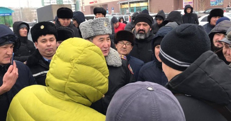 Ақтөбеде жүргізушілер шетелдік нөмірі бар көліктерді тіркеу процесін жеңілдетуді талап етті