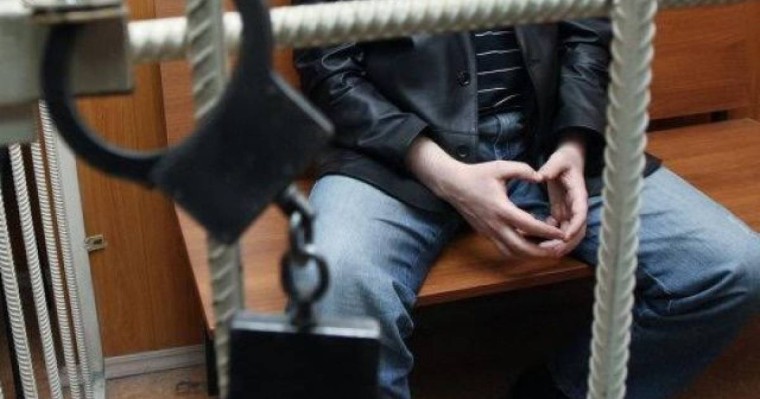 Қыздарды пәтеріне алдап шақырып, зорлап, кейін кредит алдырған екі ер адам сотталды