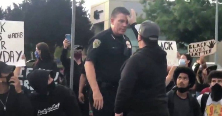 АҚШ-тағы наразылық: Калифорнияда полицей халық алдында тізе бүкті