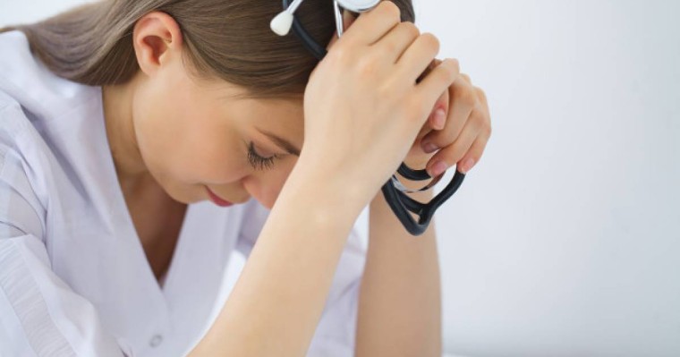 «Халатымыз тозып, қол жуатын сабын таппай қаламыз»: көкшетаулық дәрігерлер басшысының үстінен шағым айтты