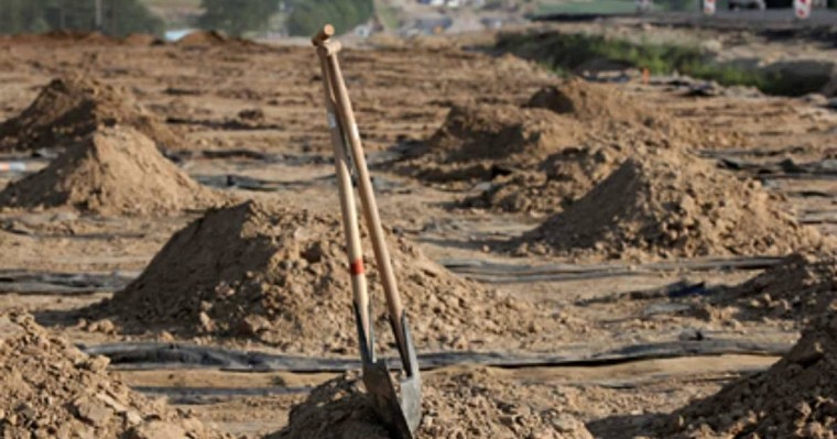 Тірідей жерленген ер адам бейіттен өзі шыға алды - Қазақстан жаңалықтары