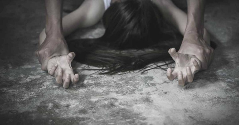 "Өгей әкесі қызын үш жыл зорлаған": БҚО-да мектеп директоры сот алдына келді