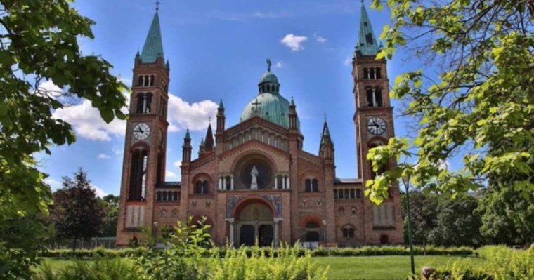 Украинадағы бейбітшілік үшін шіркеуде дұға етіп отырған: Минскіде ОМОН қызметкерлері үш әйелді ұстап әкетті