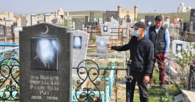 Таразда зират құлыптасындағы марқұмдардың суретін бояп, қорлаған