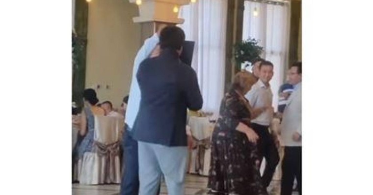 "Дардай еркек істеп тұрған тірлігі не?": Тойда шашынан тартқан қонақты Кенжебек Жанәбілов орнына қойды (ВИДЕО)