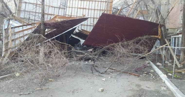 Қарағанды облысында отыз ғимараттың шатырын жел ұшырды