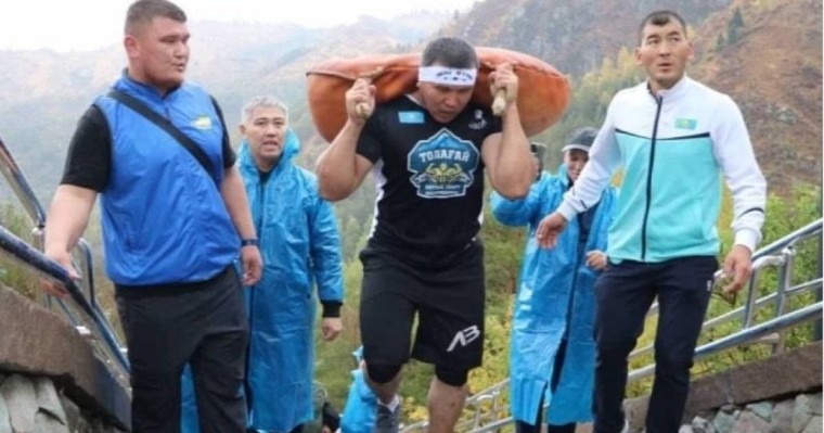 Жаңа рекорд: Түркістандық батыр Медеуде 100 келілік мүсінмен 842 баспалдақты жүріп өтті  