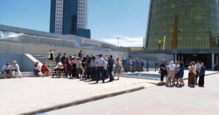 "3 жерде жұмыс істедік": Нұр-Сұлтанда бір топ көпбалалы ана министрлік алдында шу шығарды - Қазақстан жаңалықтары