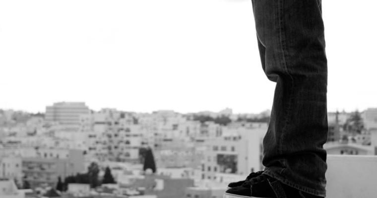 Ақтөбеде 17 жастағы қыз бен 18 жастағы жігіт жоғары қабаттан бірге секіріп, мерт болды