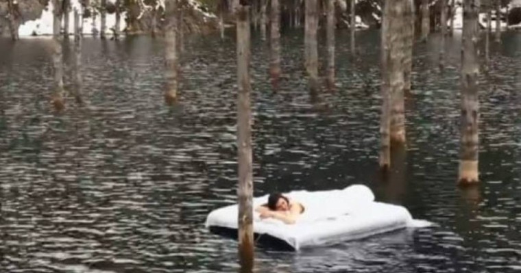 Қайыңды көлінде матраспен жүзген қазақстандық әйел жазаланады