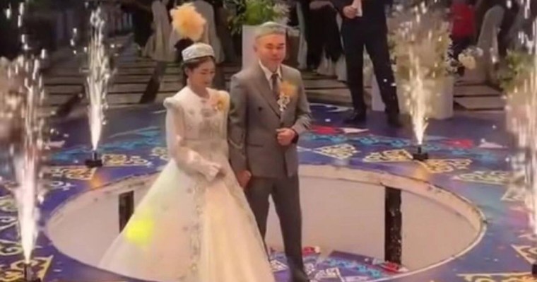 Ерекше үйлену тойы: жас жұбайлардың сахнаға шығуы елді күлкіге қарық қылды