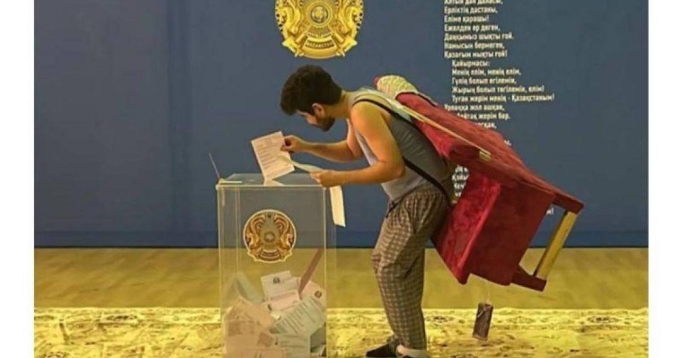 "Дивандағы сыншы" дауыс беру үшін сайлау учаскесіне келді