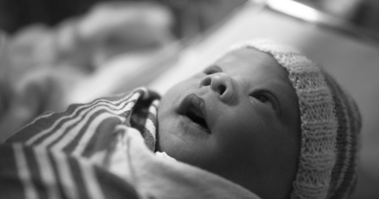 "Дәрігерлерді мазаламайын деп": Әйел моншада босанып, шақалақты суға батырып өлтірді