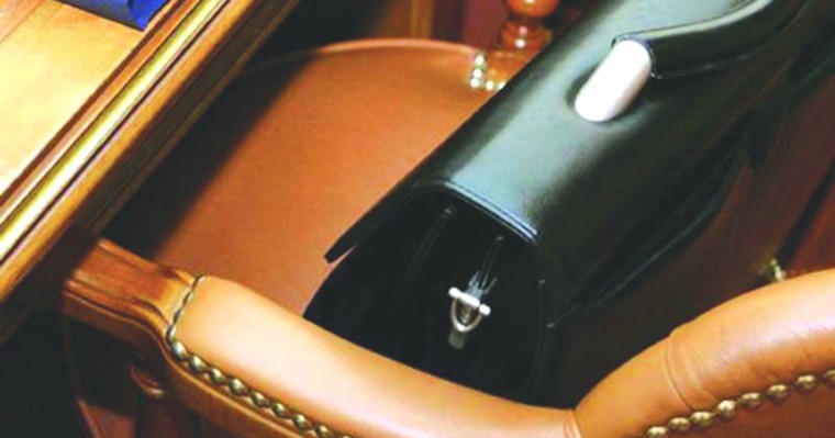 Караоке барда ішіп алып, бойжеткенді боқтаған: ШҚО Мәдениет басқармасының басшысы жұмыстан қуылды