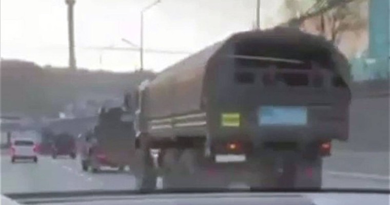 Алматыда әл-Фараби даңғылында әскери техника видеоға түсіп қалды