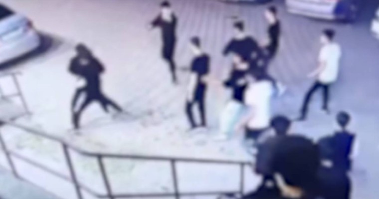 “Көзілдірігінің әйнегі көзіне кірген” - Ақтөбеде оқушы төбелестен соң көз жанарынан айырылған