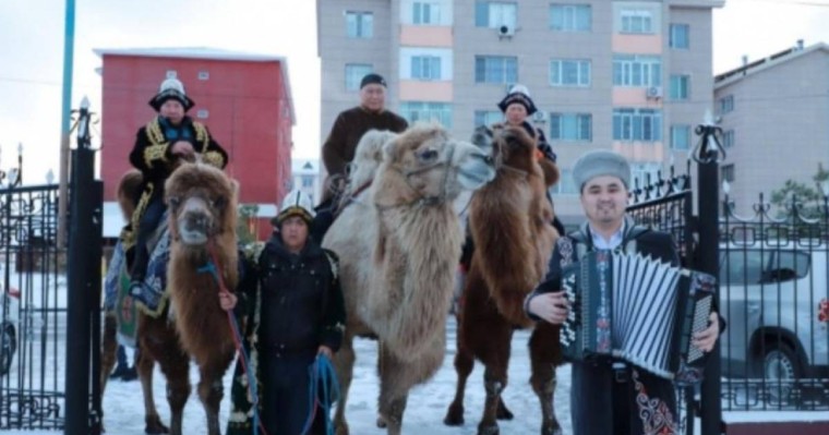 Талдықорған қаласының тұрғыны сайлау учаскесіне түйемен келіп, дауыс берді.