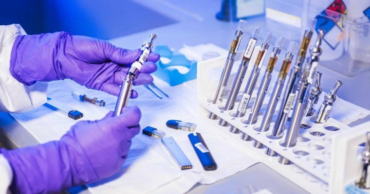 Коронавирусқа қарсы вакцинаны қабылдаған журналист жағымсыз жанама әсерді сипаттады - Қазақстан жаңалықтары