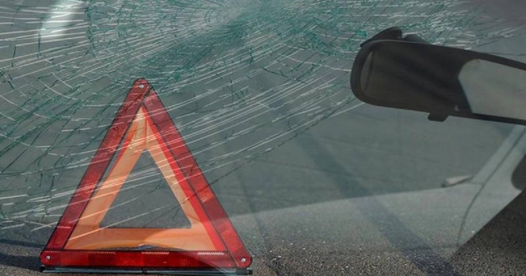 Жүргізушілер көз жұмды: Павлодарда қарама-қарсы келе жатқан көліктер соғылды