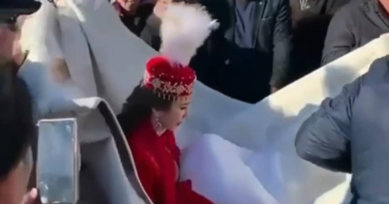 "Батысқа кеттік пе, ағайын?": Қызды ақ кілемге салып ұзатқан видео жұртты таңғалдырды