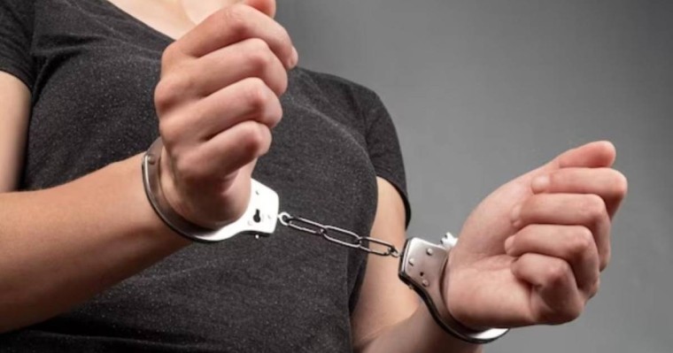 Астанада 21 жастағы бойжеткенді алып кетіп, ата-анасын бопсалаған өзбекстандық әйел ұсталды