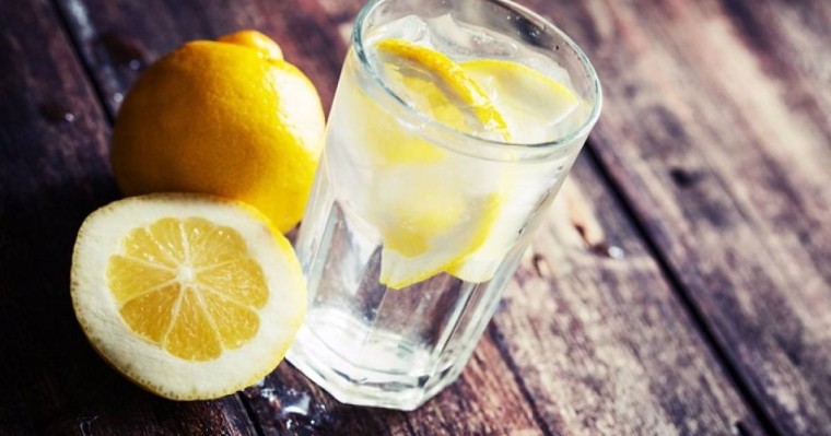 Эксперт рассказала, что произойдет, если пить воду с лимоном ежедневно