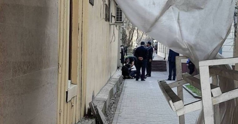 Алматыдағы банк маңында "мәйіт" табылды: Полиция түсініктеме берді