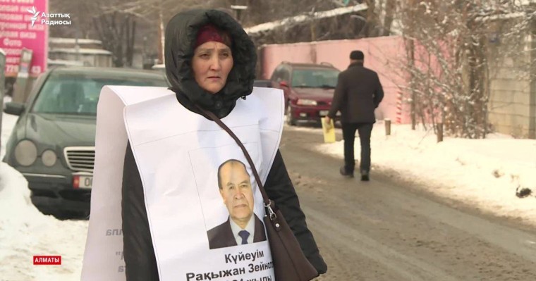 Қытайдағы күйеуін босатуды сұраған әйел консулдық алдында пикет өткізді