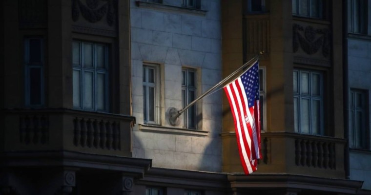 АҚШ елшілігі америкалықтарды Ресейден тезірек кетуге шақырды