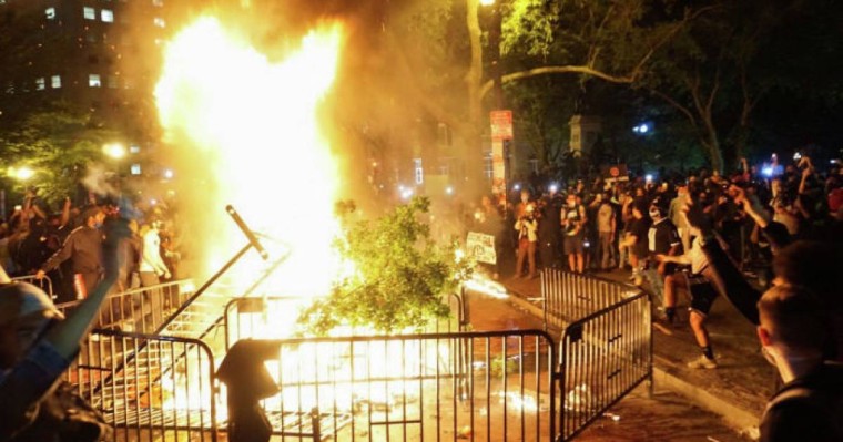 АҚШ-тағы жаппай тәртіпсіздікті Ресейден көру кімге тиімді