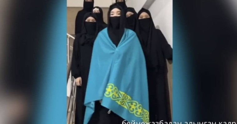 «Таңертең Ауғанстанға аттанамыз»: желіде қара хиджаб киіп, көк ту жамылған жас қыздар жұртты шошытты (ВИДЕО)