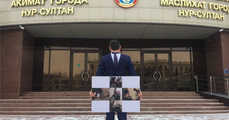 Нұр-Сұлтанда суретші "Ерекше елде тудым" атты қарсылық акциясын өткізді