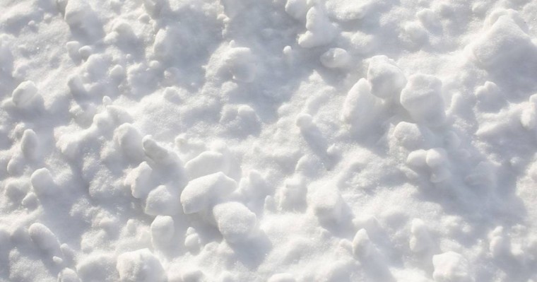 Алты жасар қыздың 4-қабаттан құлап аман қалған сәті видео түсті