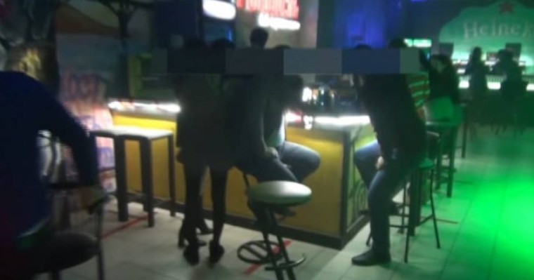 Дәретханаға жасырынған: Оралда түнгі клубтағы жағдай видеоға түсіп қалды