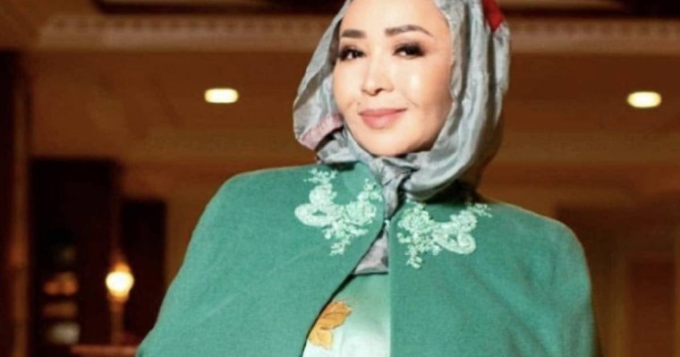 «Тамақ та жоқ»: Айнұр Тұрсынбаева депутаттың әке-шешесін қонаққа шақырып, өзі кетіп қалған