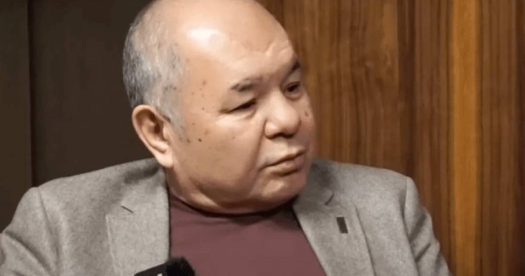 "Баяғыда ұят, намыс деген болатын": Уәлибек Әбдірайымов Еркеге үйленген Раимды сынап тастады (видео)