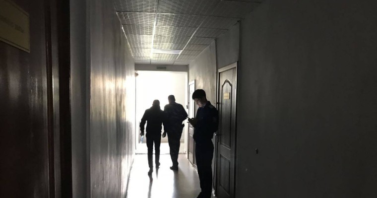 Таразда "мектеп дәретханасындағы зорлау оқиғасына" байланысты сот өтіп жатыр