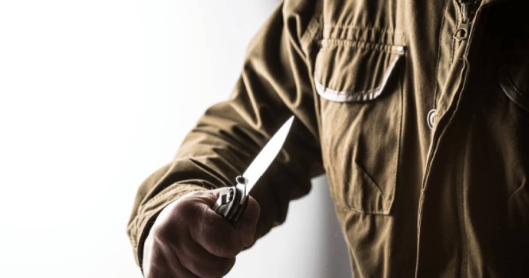 Астанада ер адам имамды 13 жерінен пышақтап кеткен