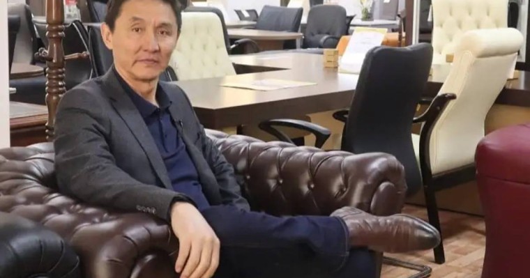 Сахнаға шегіп шығатын «шегірткелер» шектен шықты - Ахметбек Нұрсила