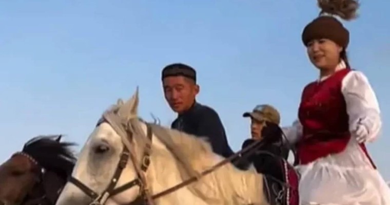 Астананы көру үшін Қытайдан атпен шыққан жұбайлар Қазақстанға жетті