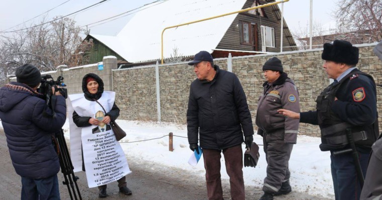 "Қытайда 13 жыл түрмеде отырып, саяси лагерьде болған күйеуім Қазақстанға қайта алмай отыр"