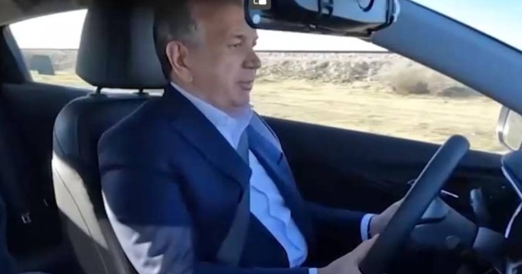 Өзбек елінің басшысы Шавкат Мирзиёев жол сапасын өзі тексеріп көрді