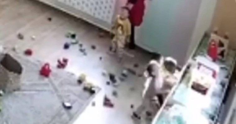 Павлодардағы балабақшада үш қабатты кереует баланың үстіне құлап кетті