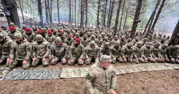Рамзан Қадыровтың жасағы Украина орманында намаз оқып жатыр деген видео тарады